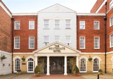 Southgate hotel - Situated in Cambridge Southgate Hotel features barbecue facilities. Each accommodation at the 3-star hotel has garden views and guests can enjoy access to a bar and to a shared lounge. The air-conditioned rooms provide pool view and come with a desk and free WiFi.